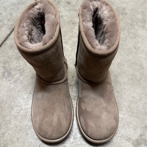 NEW Classic Kids UGG Boots - Picture 2 of 7